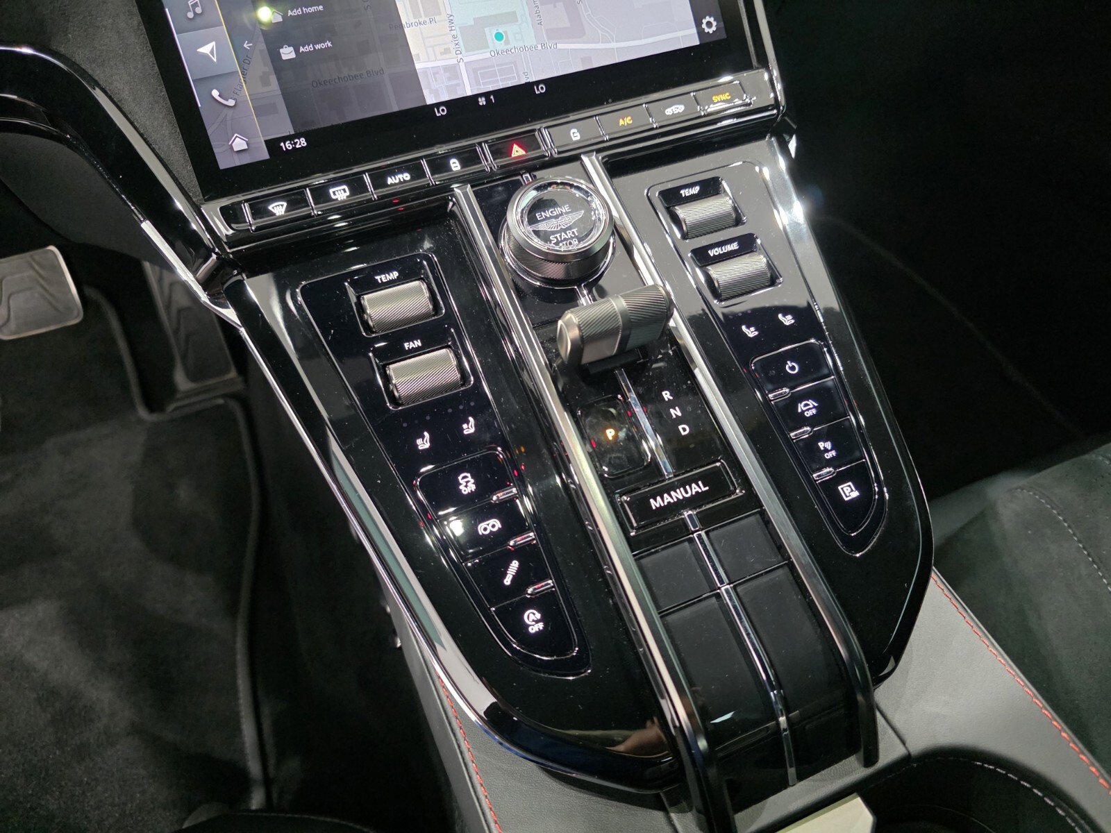 Used 2025 Aston Martin V8 Vantage Coupe image 15