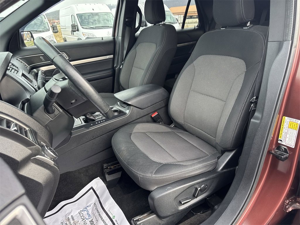 Used 2018 Ford Explorer XLT image 11