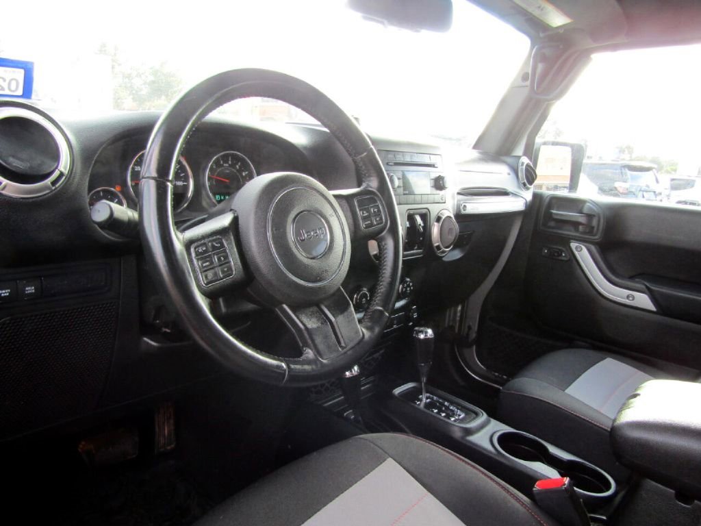 Used 2017 Jeep Wrangler Unlimited Rubicon w/ Connectivity Group image 13