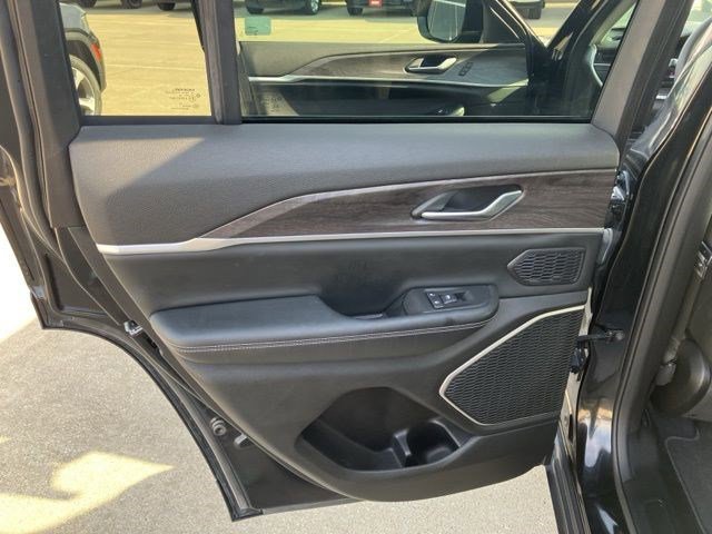 Used 2023 Jeep Grand Cherokee Limited image 20