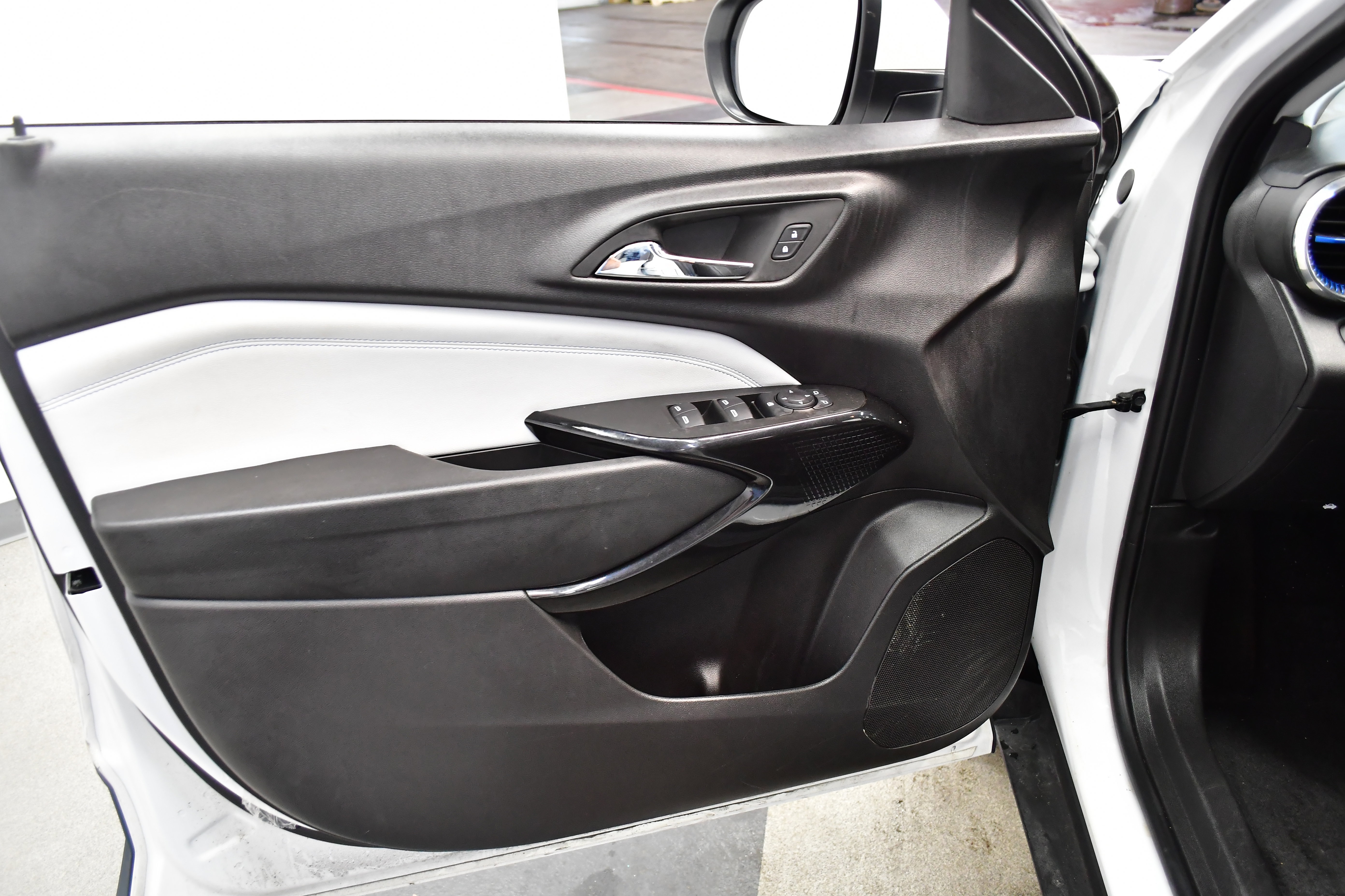 Used 2025 Chevrolet Trax LT w/ LT Convenience Package FWD image 17