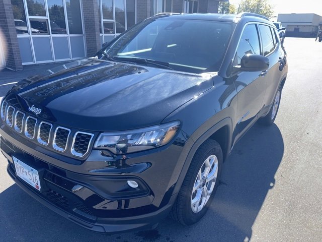 Used 2025 Jeep Compass Latitude w/ Convenience Group image 2