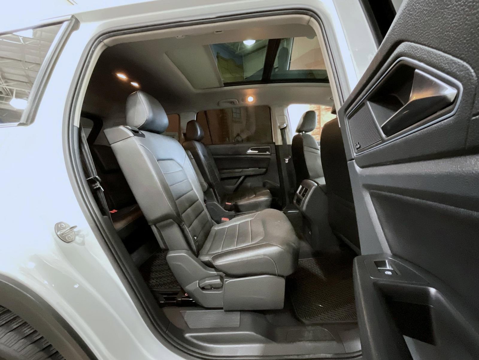 Used 2019 Volkswagen Atlas SEL Premium image 18