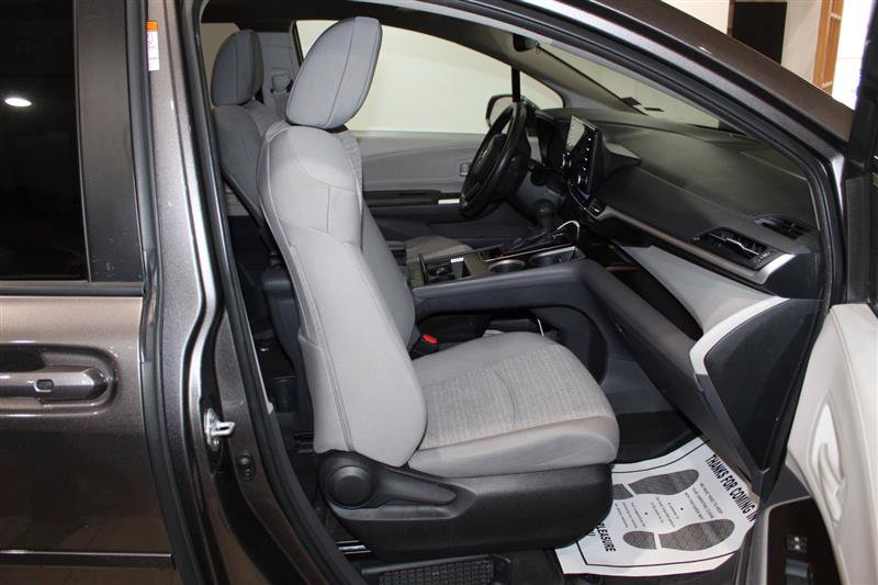 Used 2023 Toyota Sienna LE w/ LE Plus Package FWD image 27