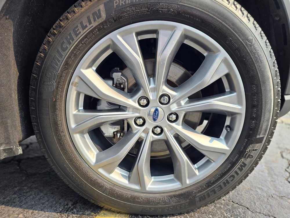 Used 2022 Ford Explorer XLT w/ Equipment Group 202A image 9