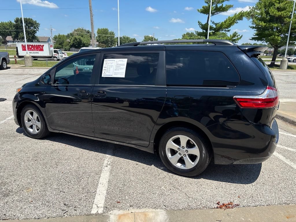 Used 2017 Toyota Sienna LE FWD image 23