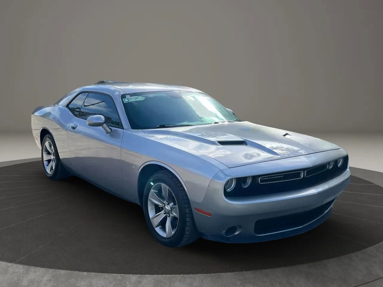 Used 2017 Dodge Challenger SXT RWD image 1