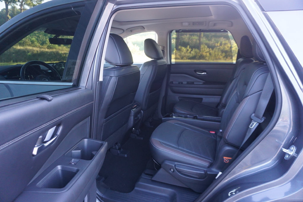 Used 2024 Nissan Pathfinder Platinum FWD image 16
