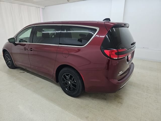 Used 2023 Chrysler Pacifica Touring-L FWD image 15