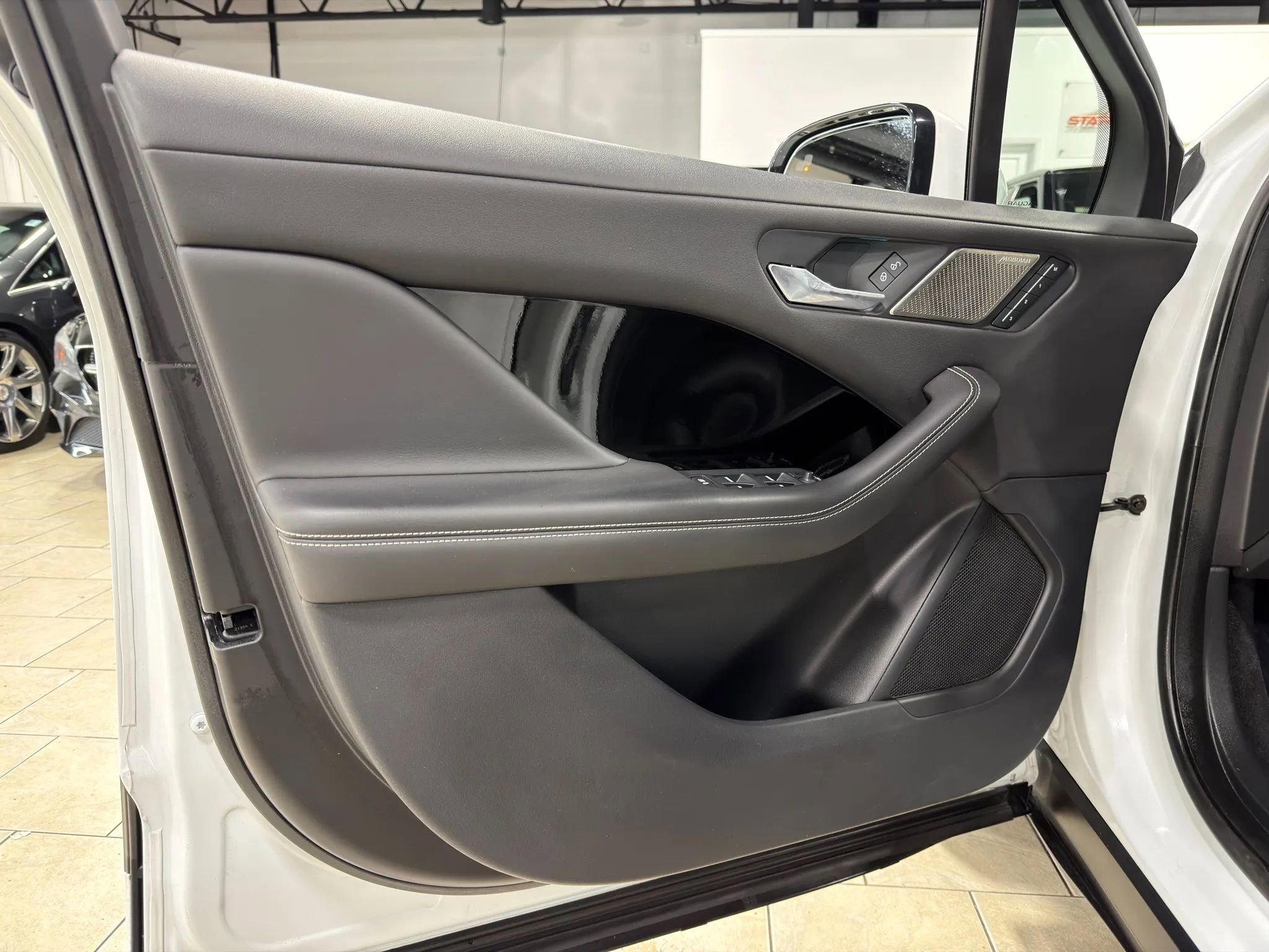 Used 2020 Jaguar I-PACE SE image 36