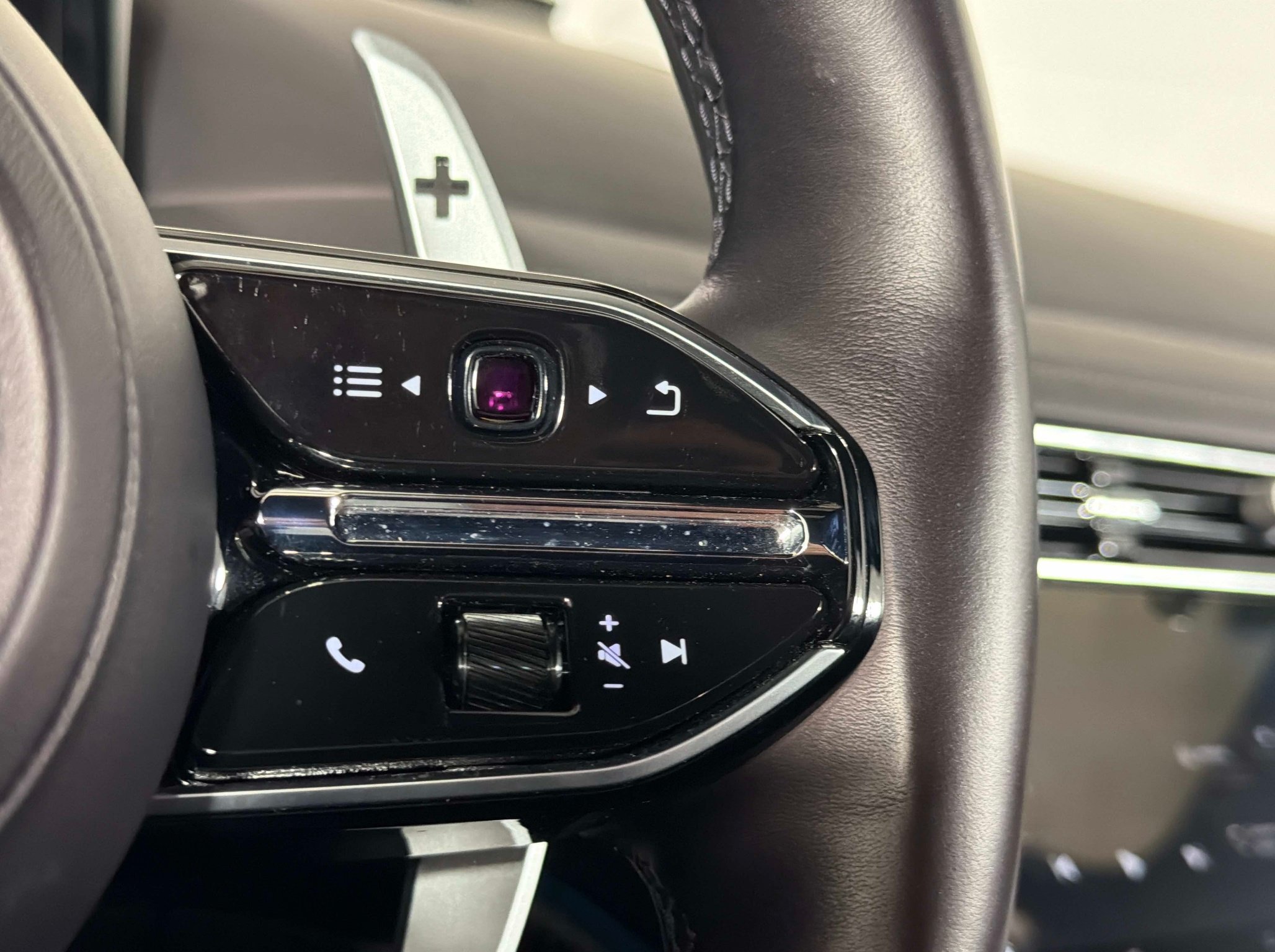 Used 2024 Aston Martin DB12 Coupe RWD image 39