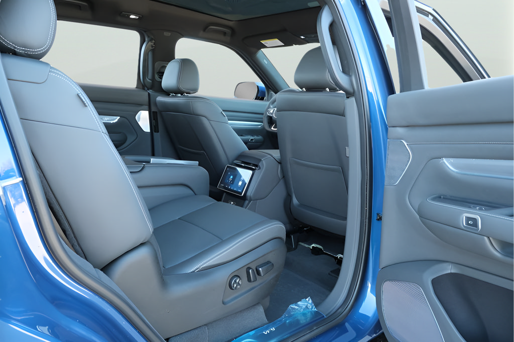New 2024 VinFast VF 9 Plus AWD/4WD image 16