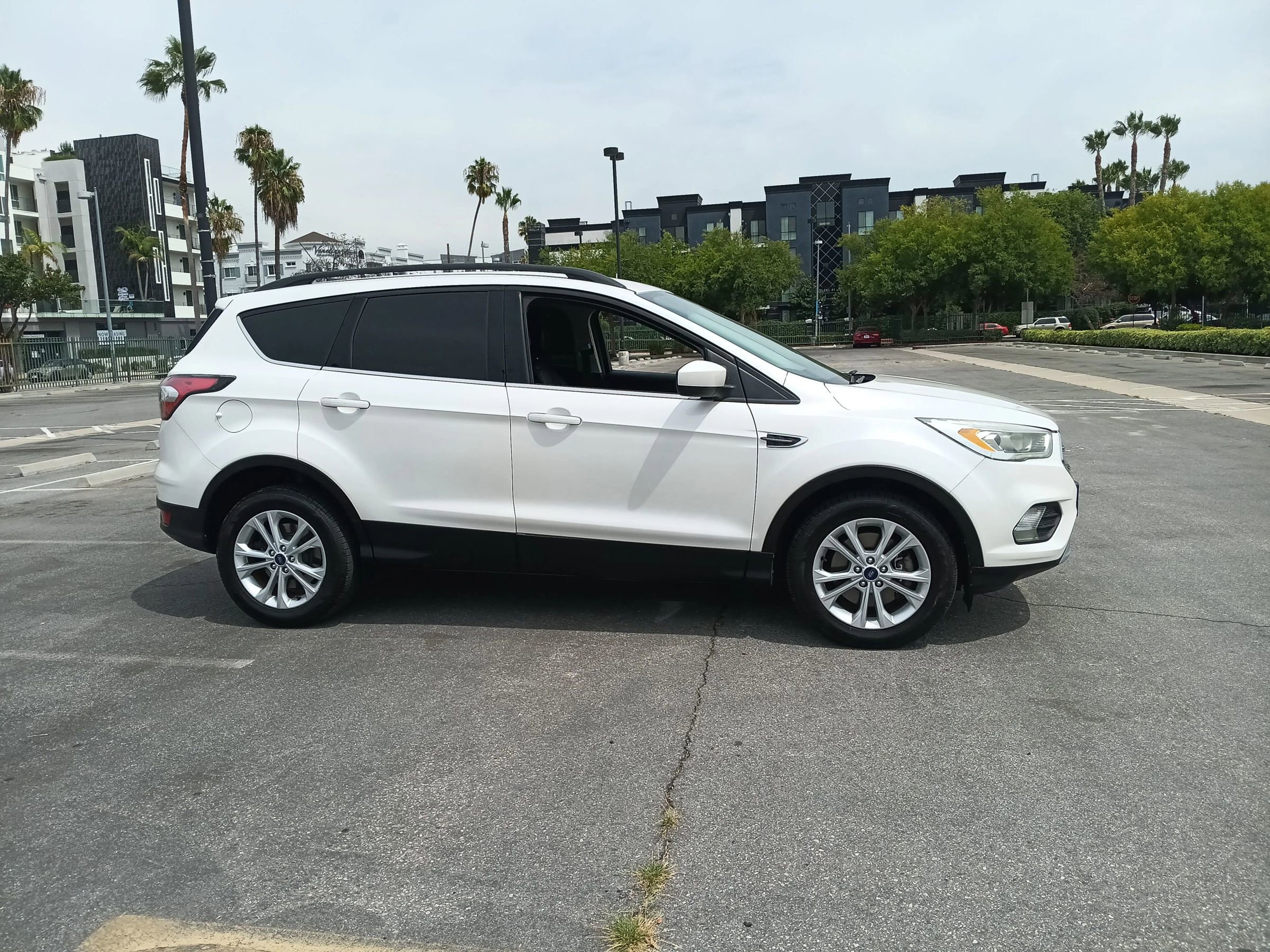 Used 2017 Ford Escape SE w/ SE Leather Comfort Package image 4