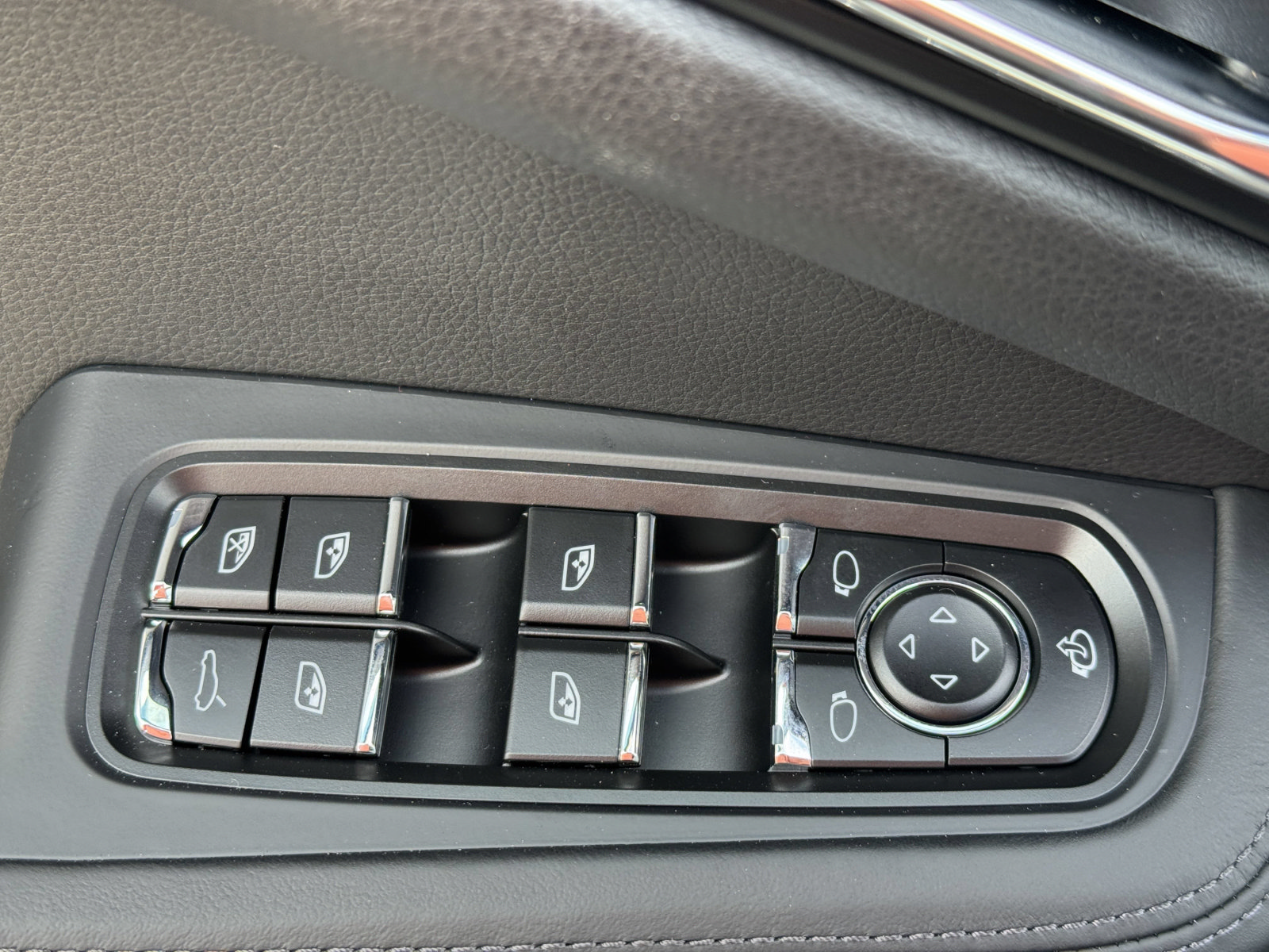 New 2025 Porsche Macan AWD/4WD image 23