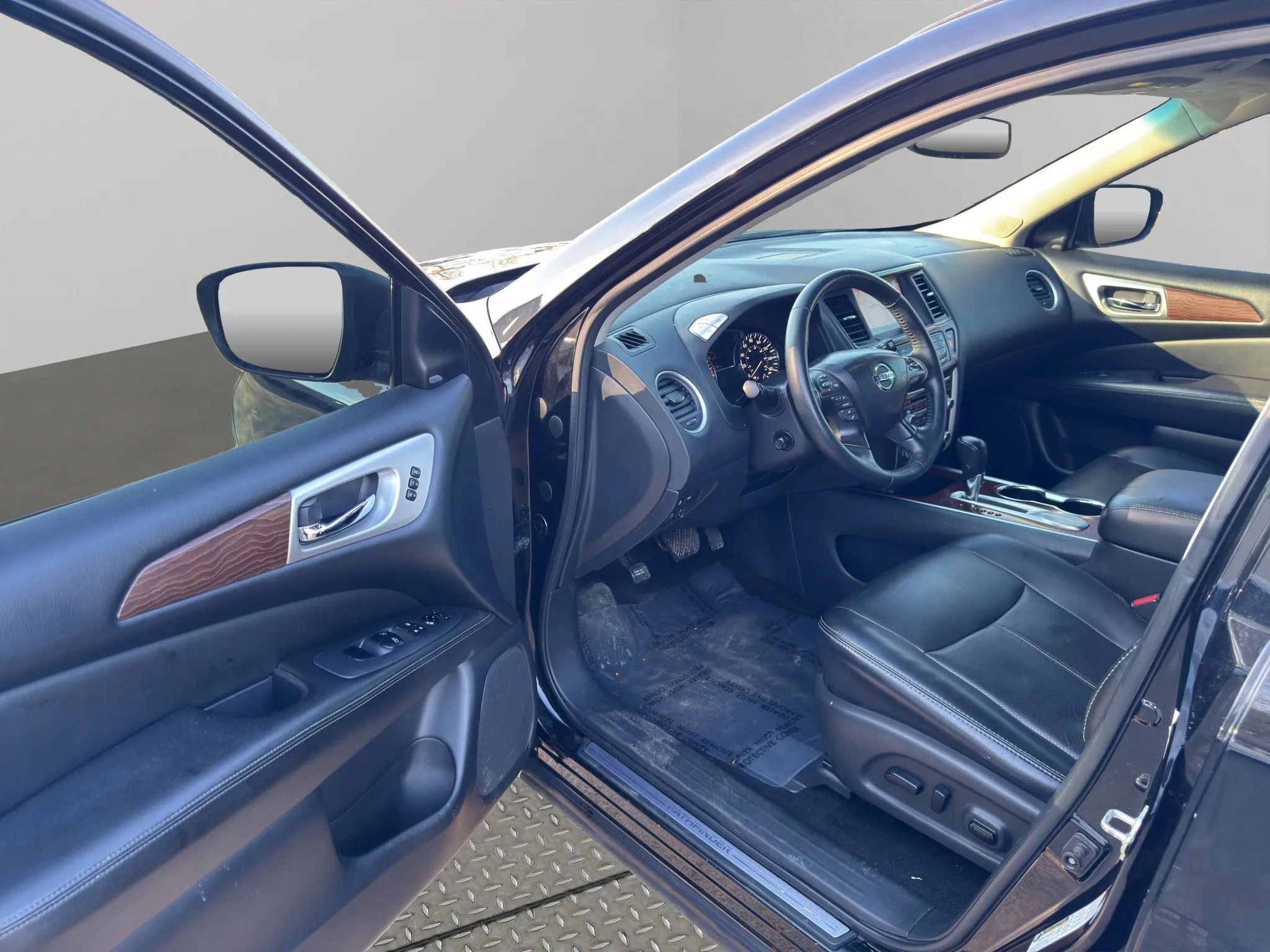 Used 2019 Nissan Pathfinder Platinum image 18