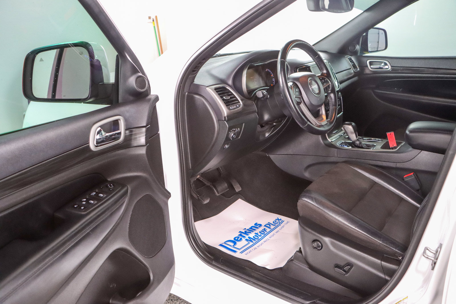 Used 2020 Jeep Grand Cherokee Altitude RWD image 3
