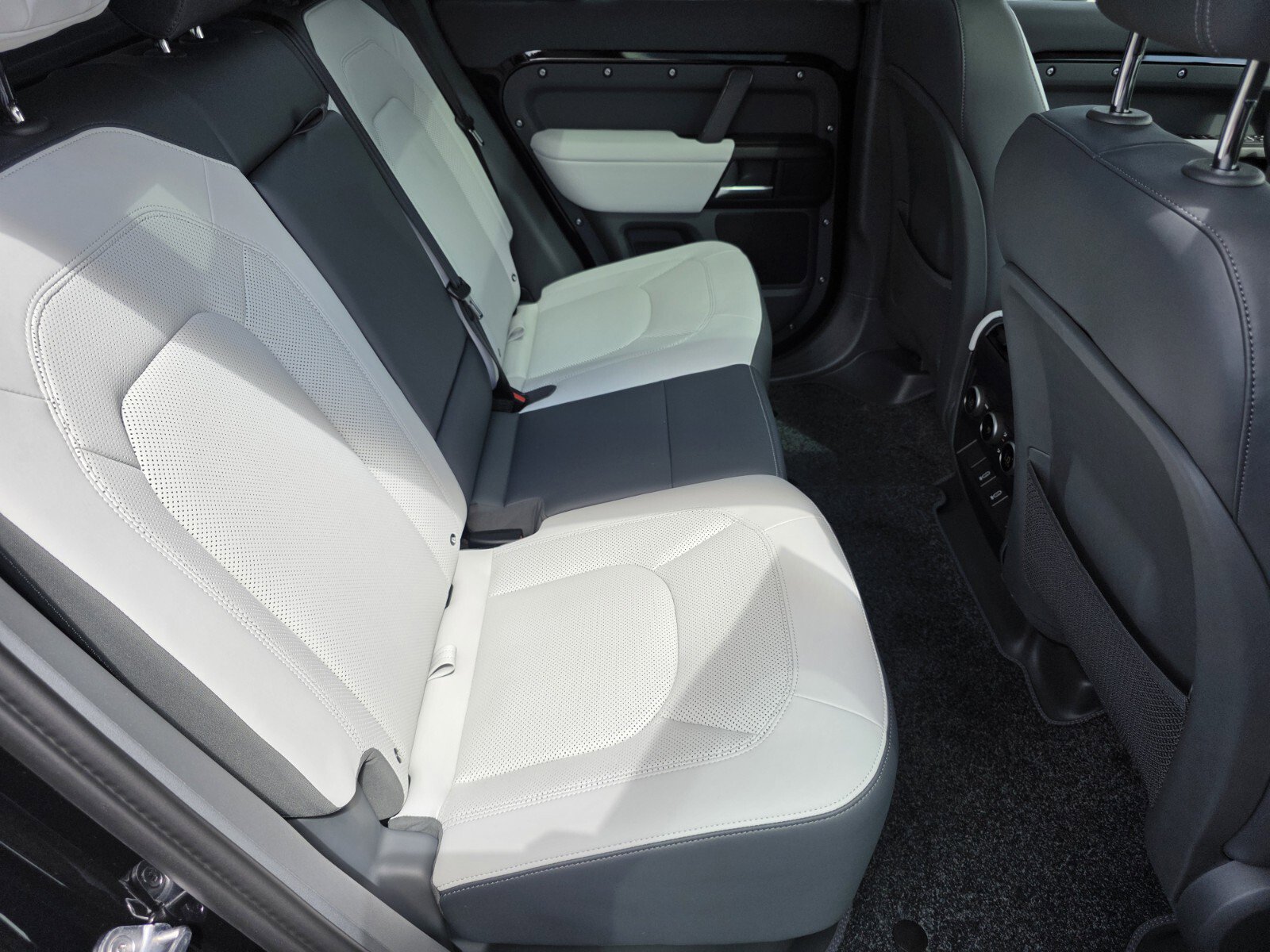 New 2026 Land Rover Defender 110 V8 image 5