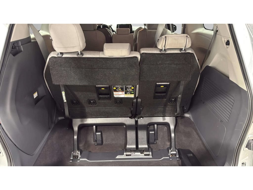 Used 2024 Toyota Sienna LE FWD image 7