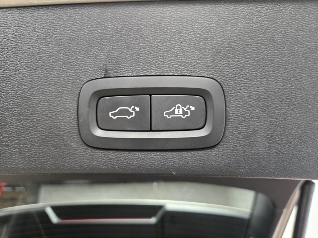 Used 2024 Volvo XC40 B5 Plus image 47