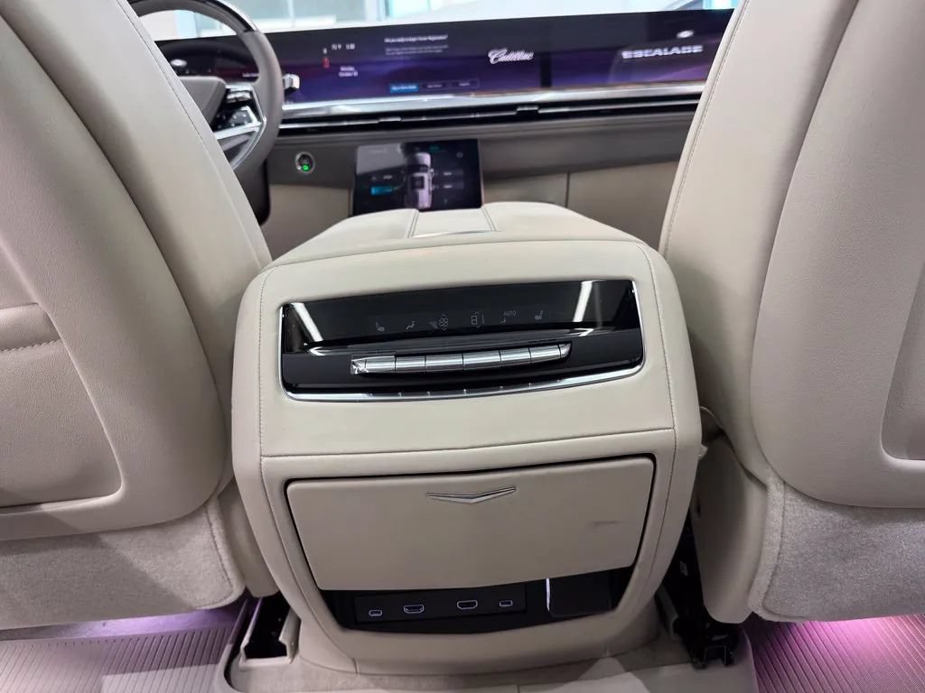 New 2027 Cadillac Escalade Platinum Sport w/ LPO, Floor Liner Package AWD/4WD image 20