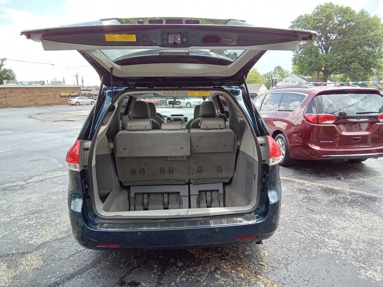 Used 2011 Toyota Sienna Limited w/ Entertainment Pkg FWD image 17