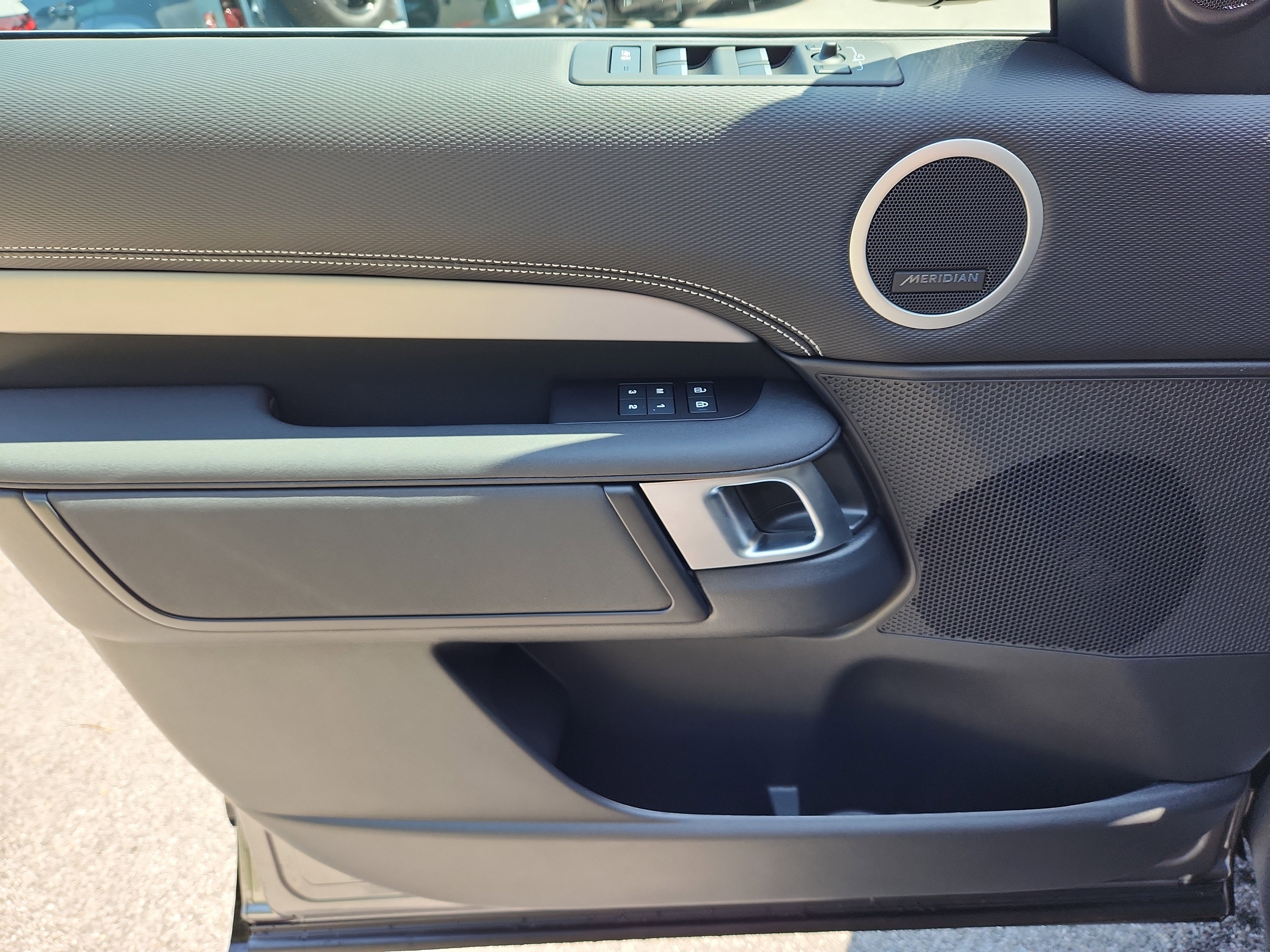 New 2025 Land Rover Discovery Dynamic SE image 24