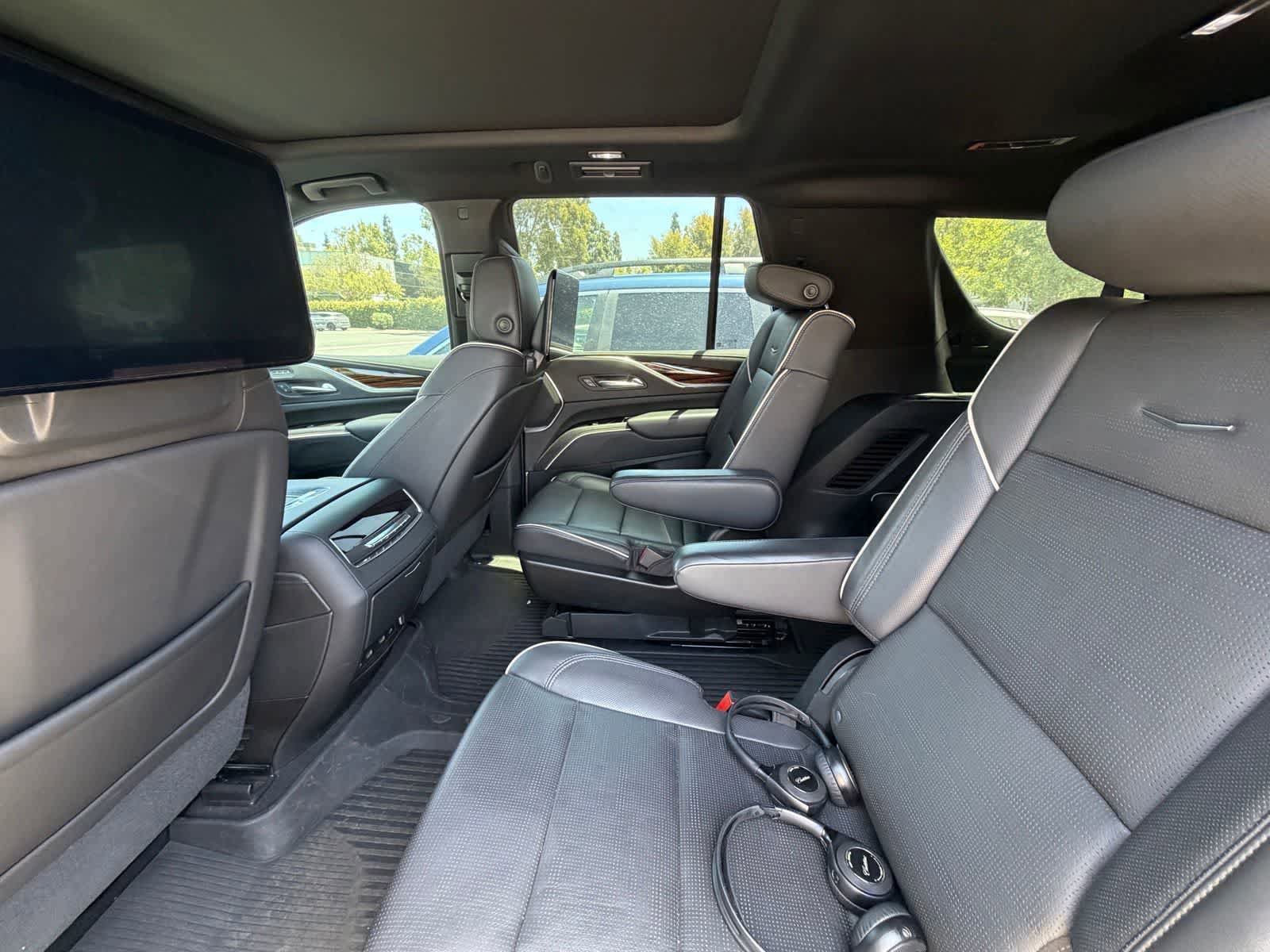 Used 2021 Cadillac Escalade Premium Luxury AWD/4WD image 6