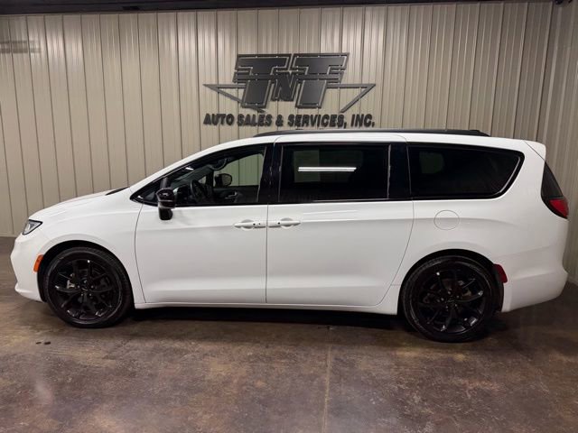 Used 2025 Chrysler Pacifica Limited image 3