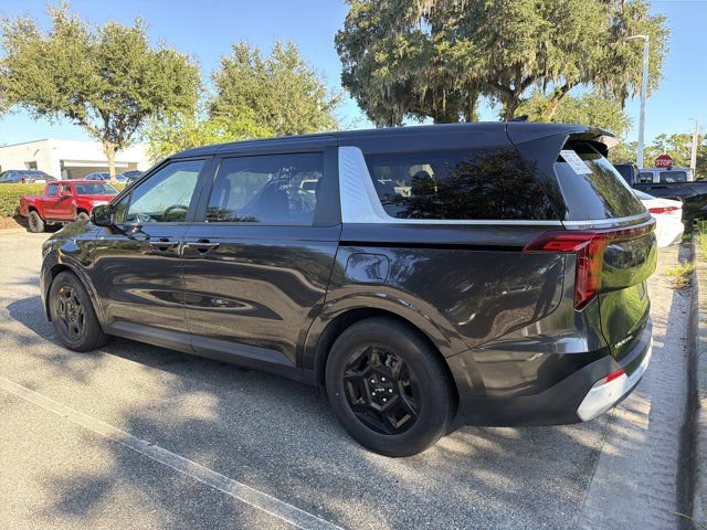 Used 2025 Kia Carnival FWD image 3