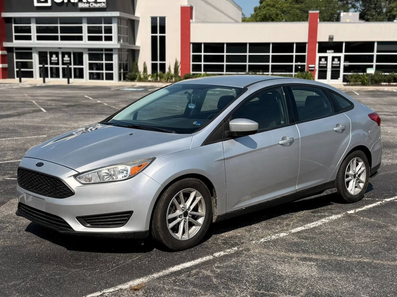 Used 2018 Ford Focus SE FWD image 1