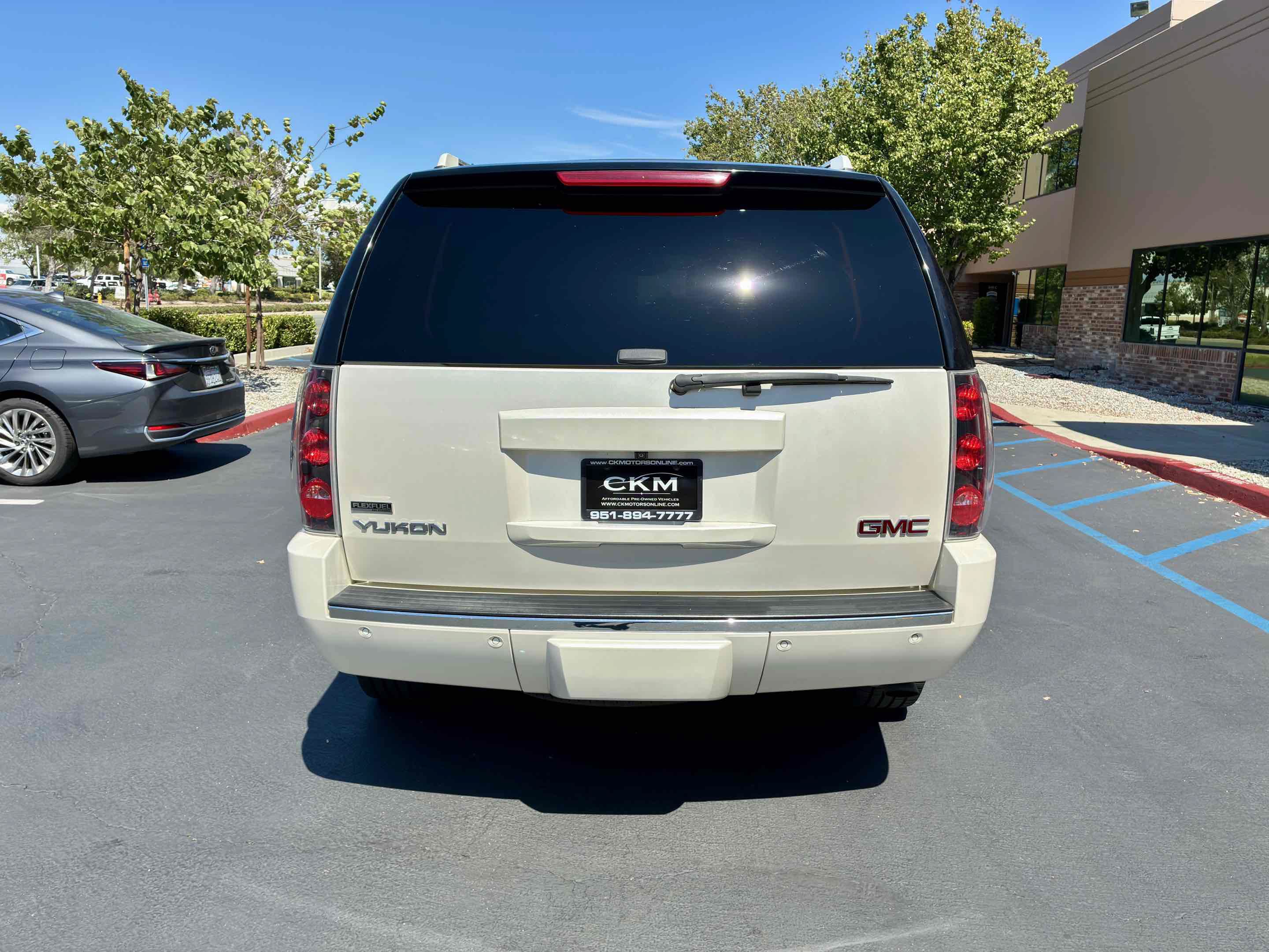 Used 2012 GMC Yukon Denali AWD/4WD image 9