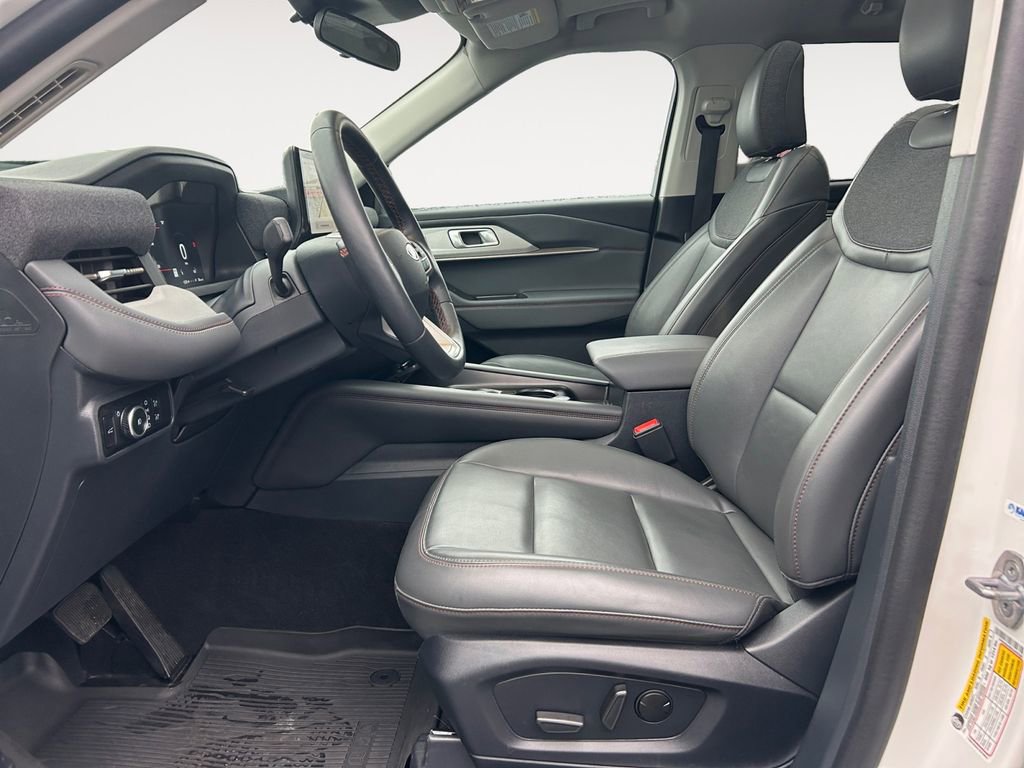 Used 2025 Ford Explorer Active w/ Active Comfort Package image 15