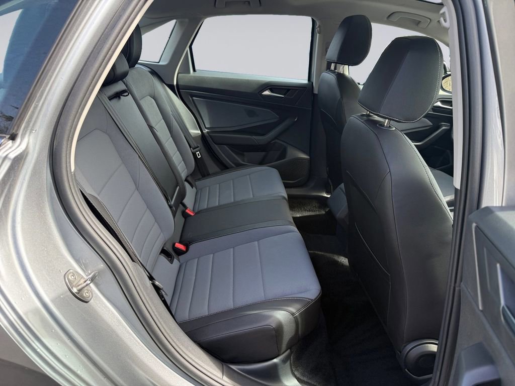 Used 2025 Volkswagen Jetta SE FWD image 18