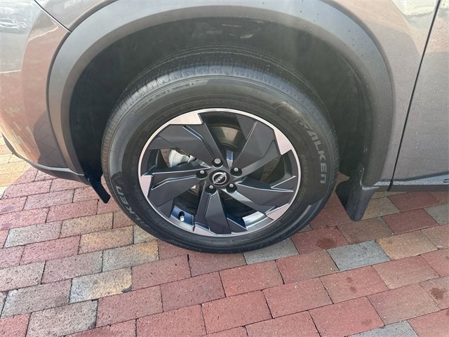 Used 2024 Nissan Rogue SV w/ SV Premium Package image 2