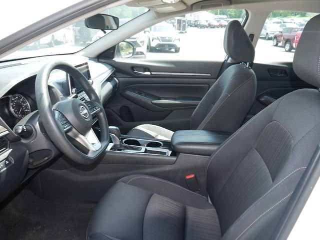 Used 2024 Nissan Altima 2.5 SV FWD image 2
