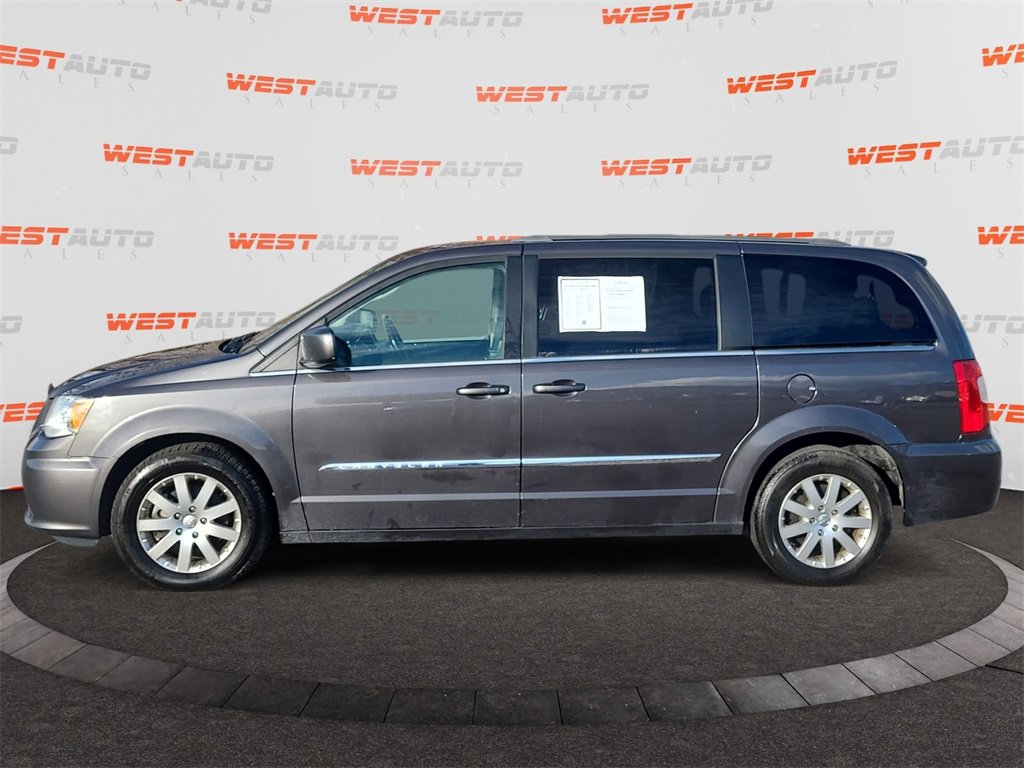 Used 2015 Chrysler Town & Country Touring image 2