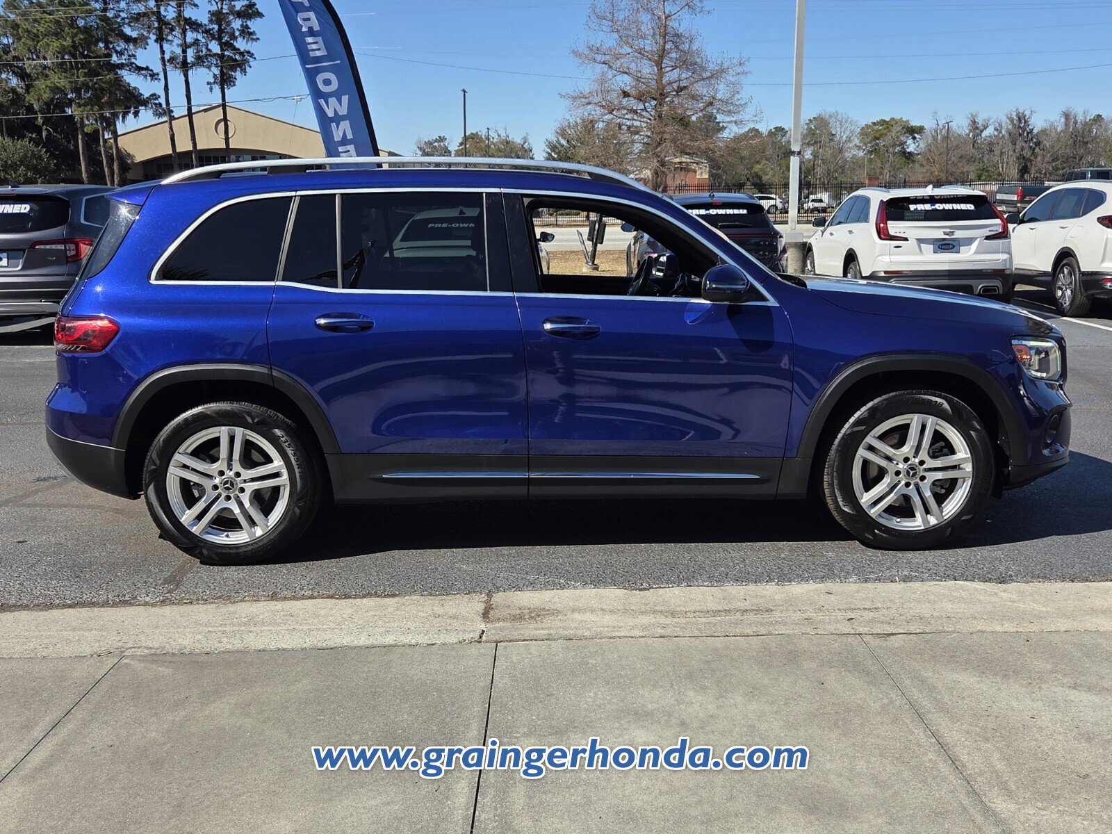 Used 2021 Mercedes-Benz GLB 250 4MATIC w/ Premium Package image 4