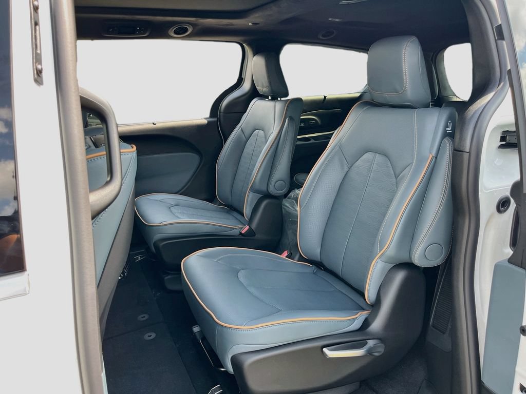 New 2027 Chrysler Pacifica Pinnacle w/ Theater Group FWD image 23