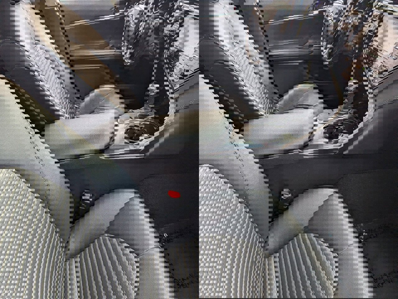 Used 2020 Toyota Camry SE w/ Blackout Package image 12