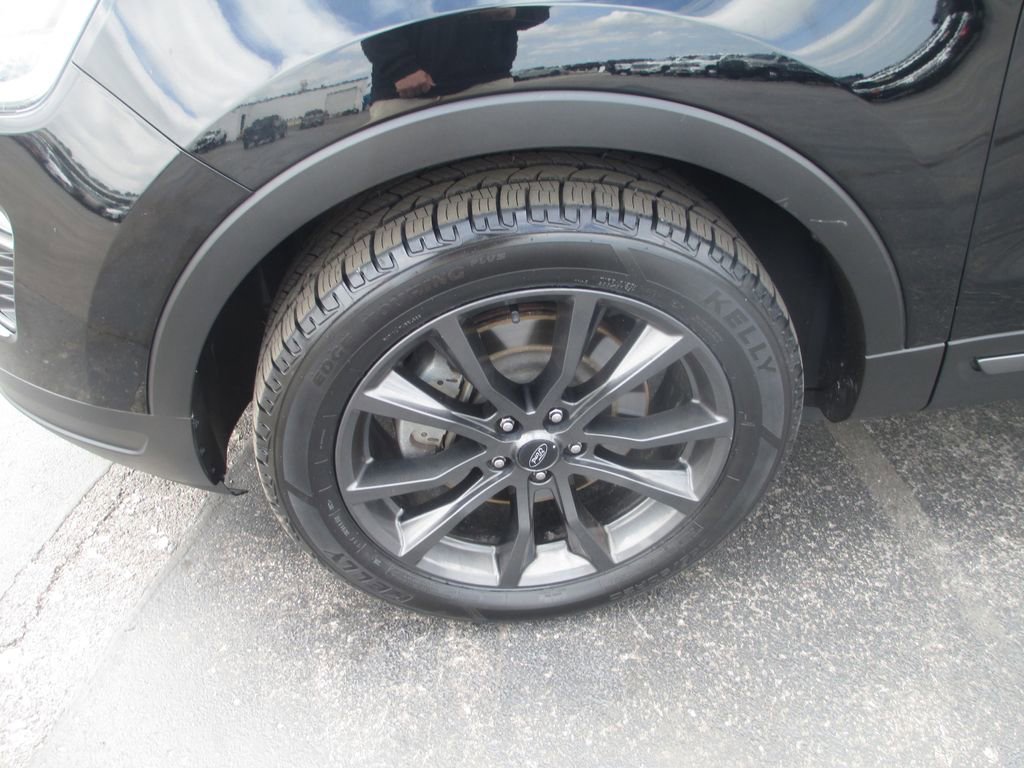 Used 2018 Ford Explorer XLT w/ Equipment Group 202A AWD/4WD image 14