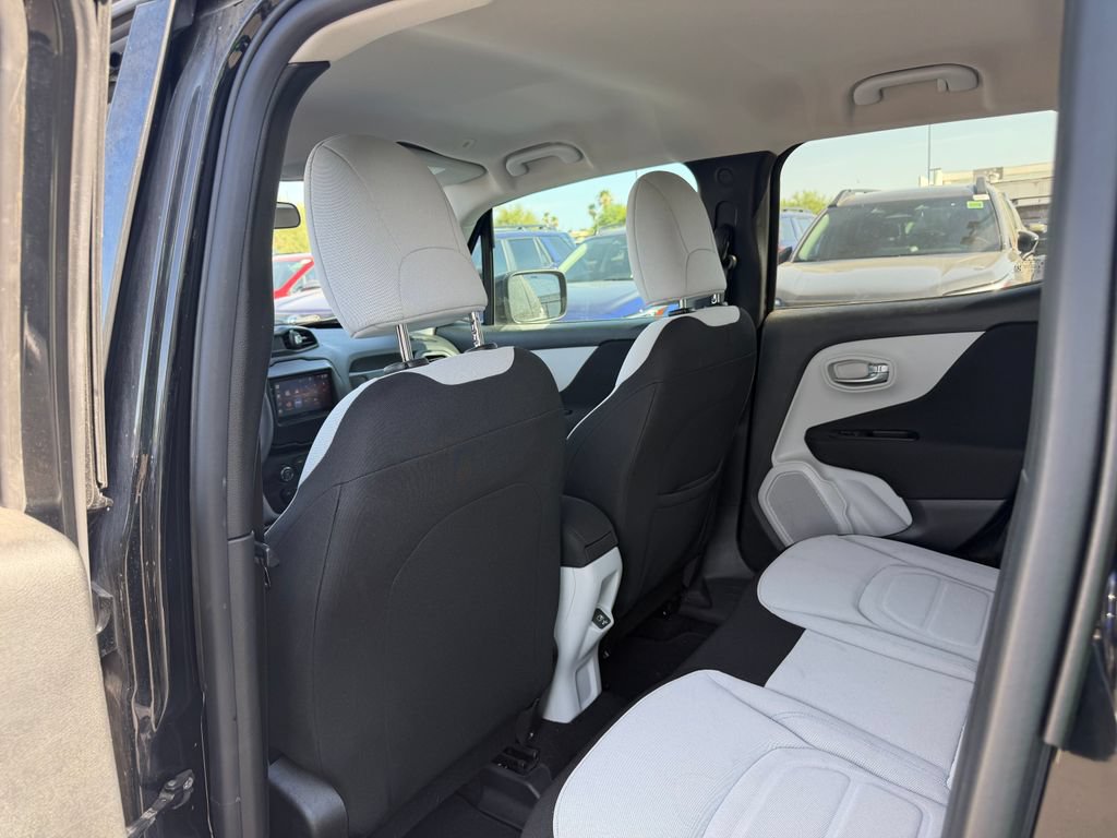 Used 2019 Jeep Renegade Latitude FWD image 6