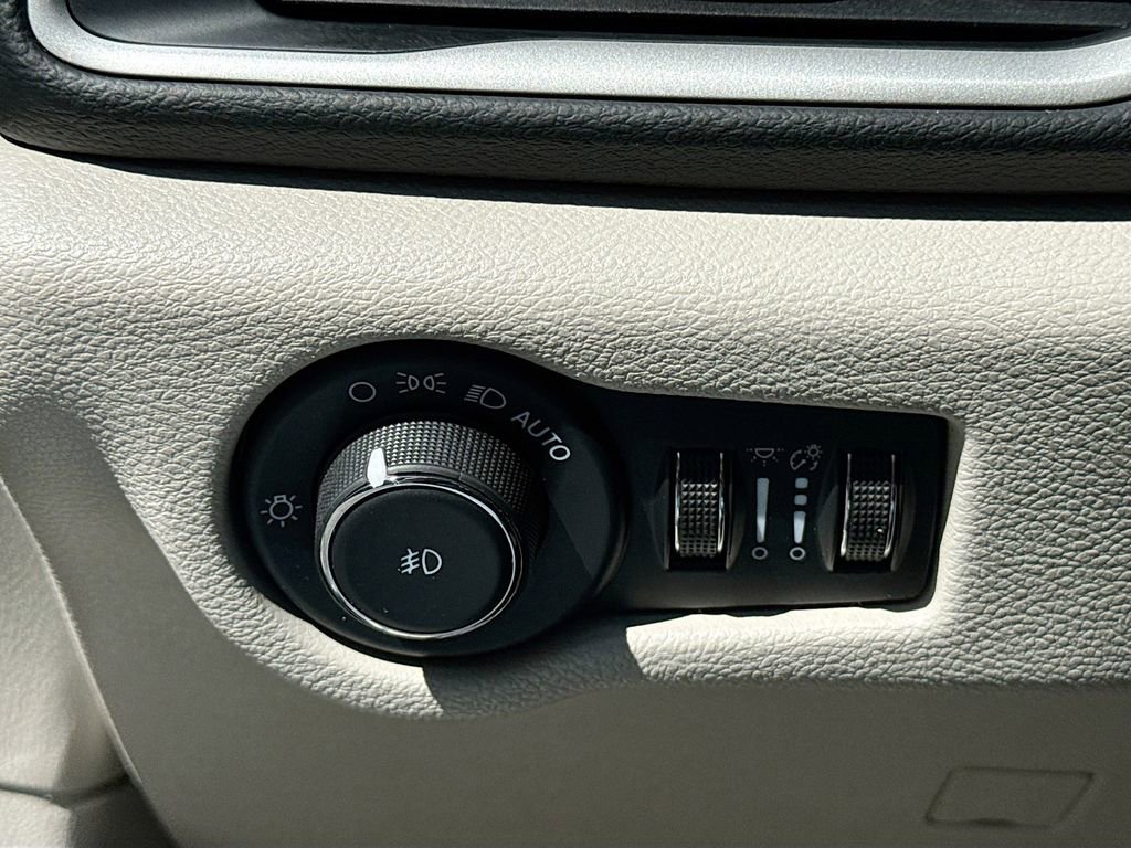 Used 2023 Chrysler Pacifica Touring-L FWD image 8