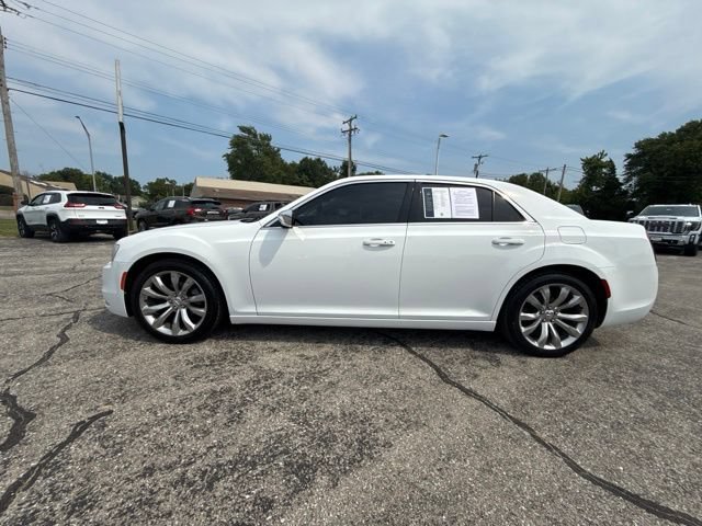 Used 2019 Chrysler 300 Touring w/ Chrome Appearance Package RWD image 2