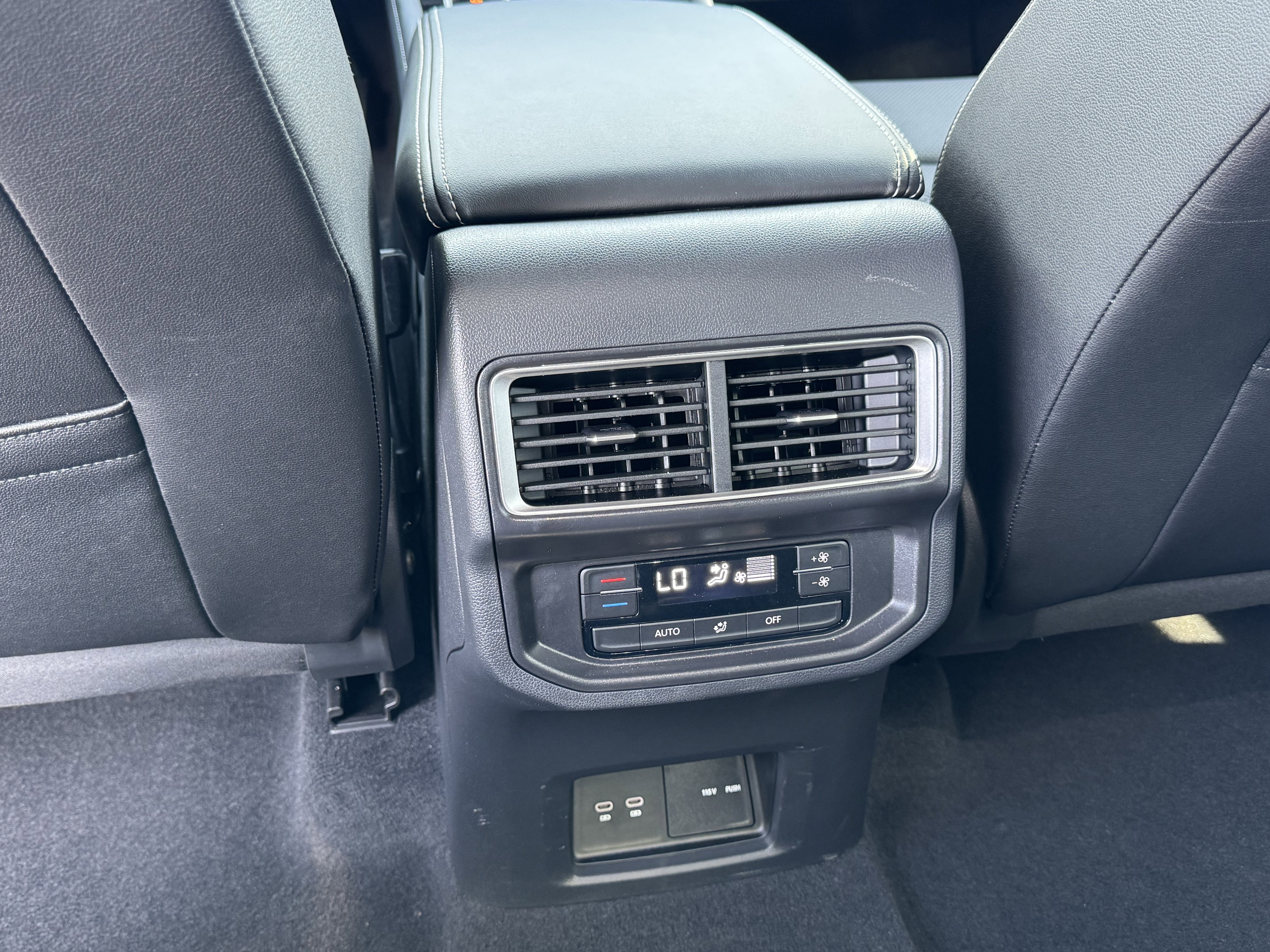 Certified 2025 Volkswagen Atlas SE image 33