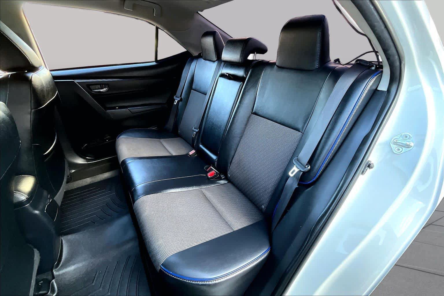 Used 2017 Toyota Corolla SE w/ SE Premium Package FWD image 21