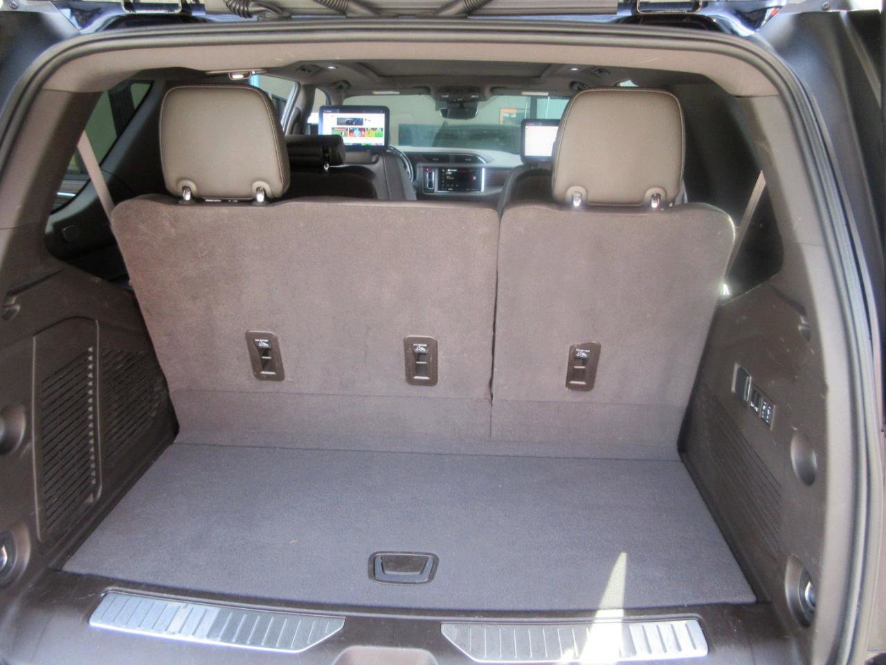 Used 2024 GMC Yukon Denali w/ Advanced Technology Package image 41