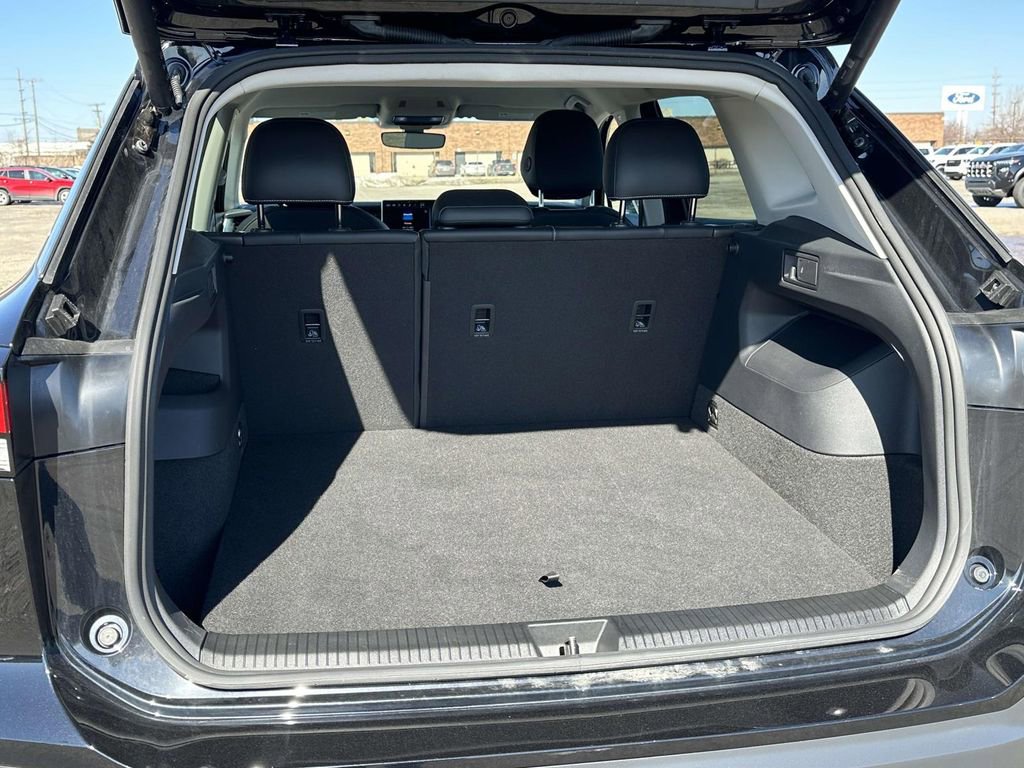 Certified 2025 Volkswagen Tiguan SE image 11