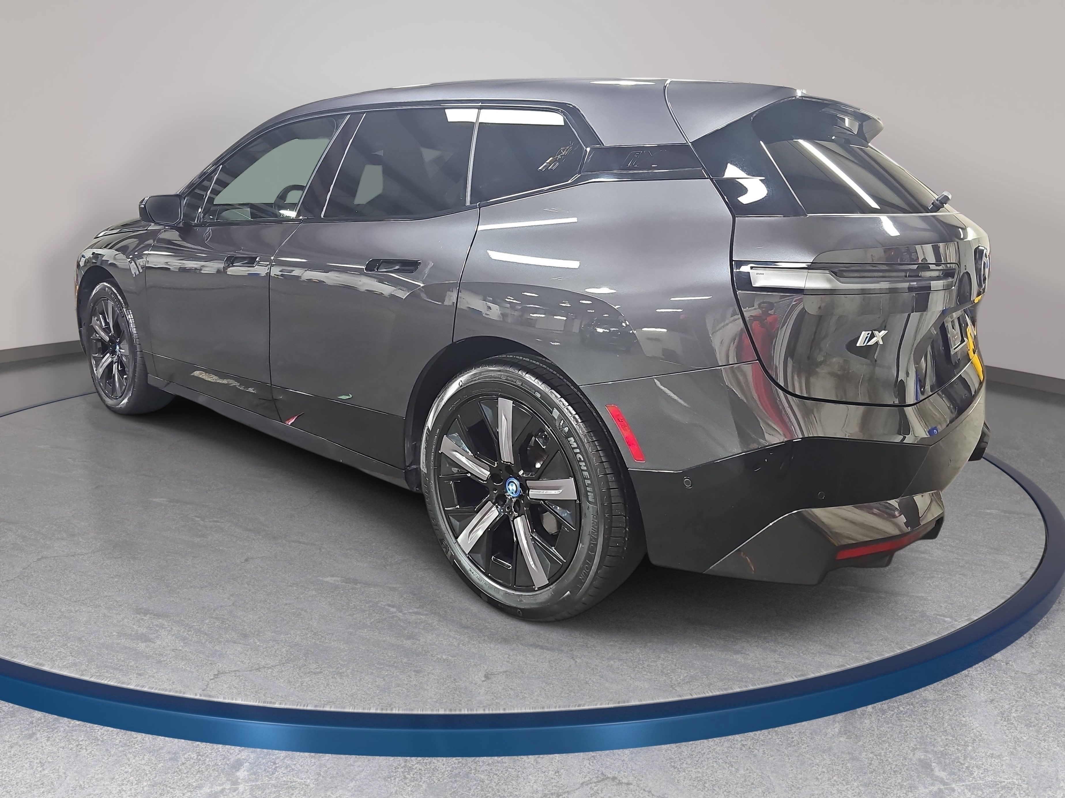 Used 2024 BMW iX xDrive50 w/ Premium Package AWD/4WD image 7