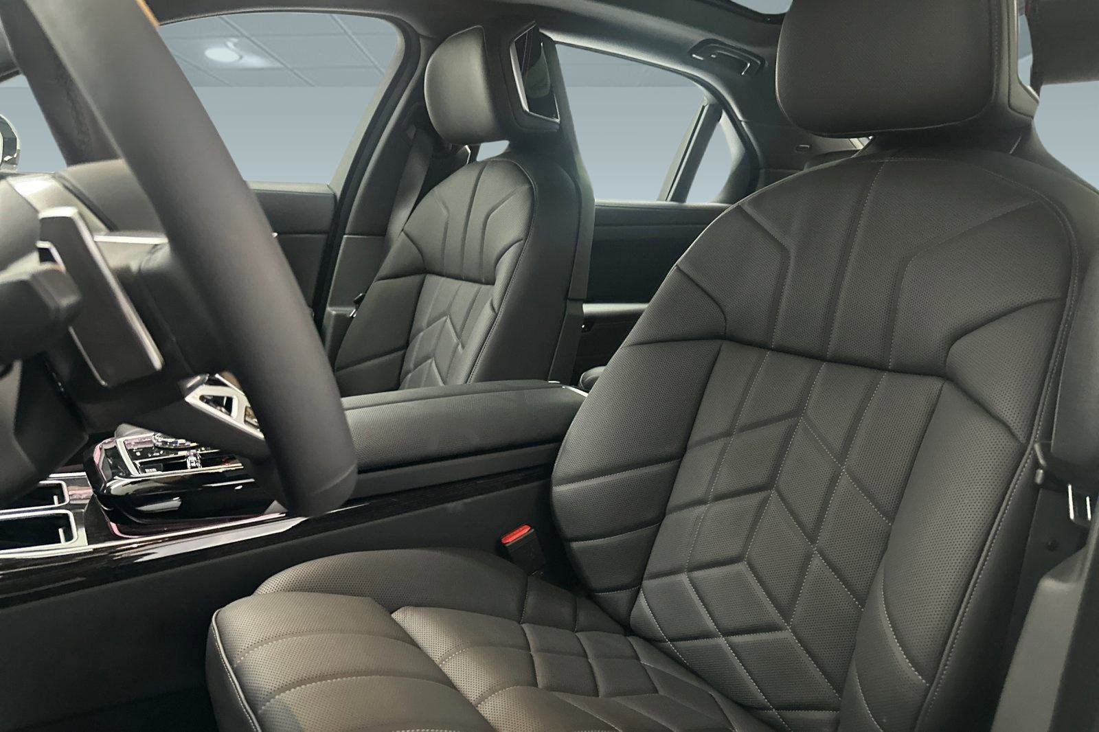 New 2026 BMW 750e xDrive w/ Executive Package image 20