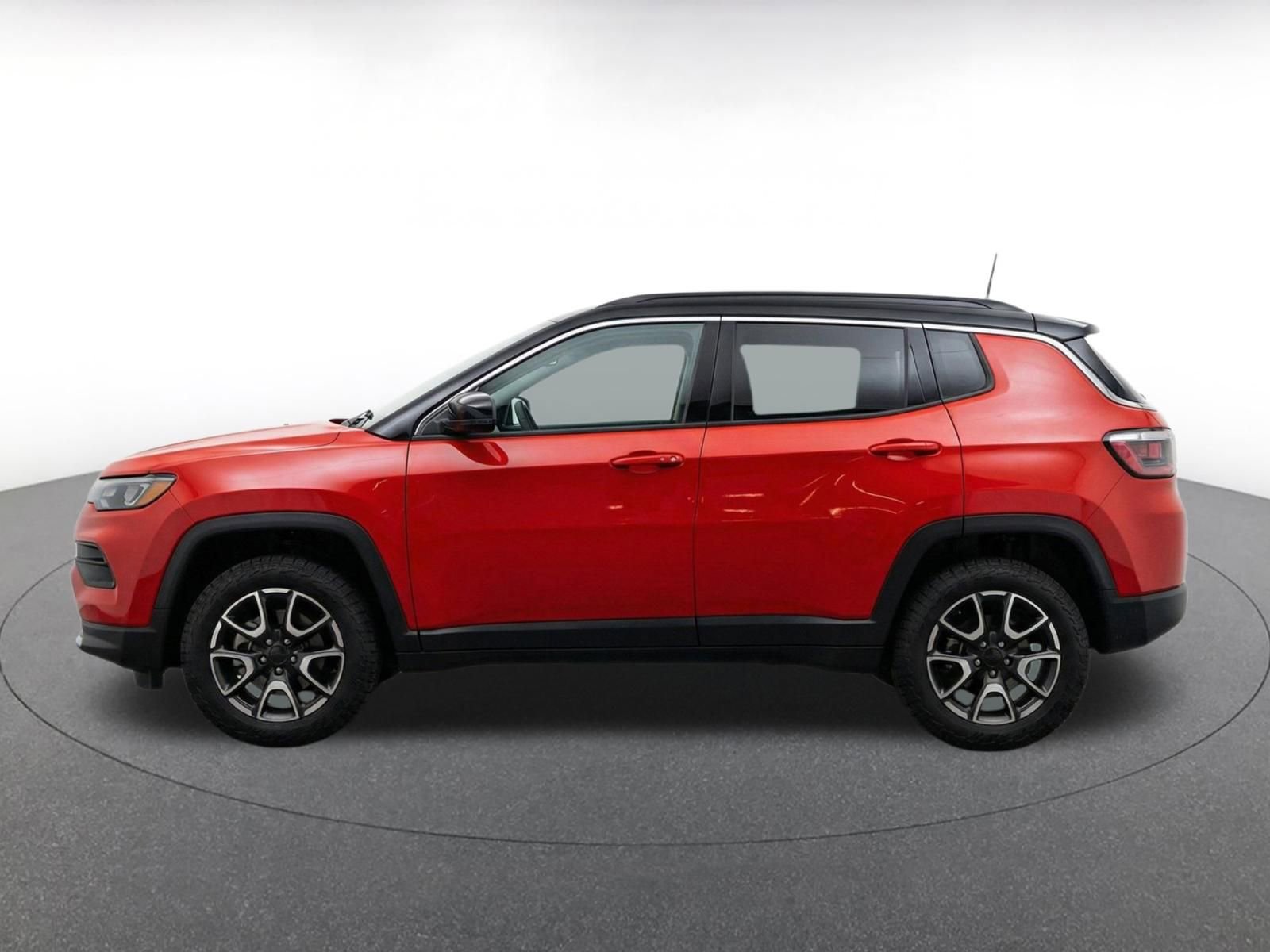 Used 2025 Jeep Compass Trailhawk AWD/4WD image 4